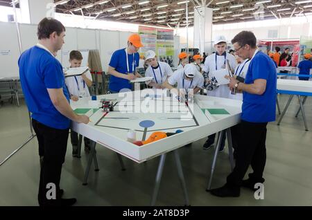 Competizioni di robot tra gli studenti Foto Stock