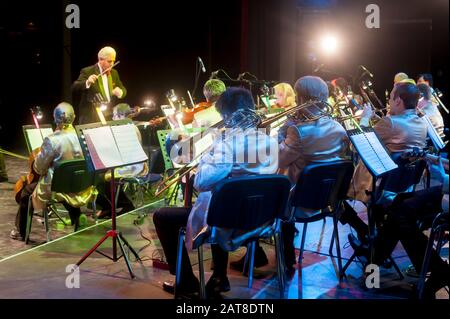 Tyumen, Russia - 16 Aprile 2014: Concorso di giovani artisti la canzone non conosce alcun limite nel teatro drammatico. Orchestra con strumenti musicali e p Foto Stock