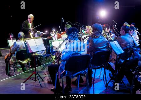 Tyumen, Russia - 16 Aprile 2014: Concorso di giovani artisti la canzone non conosce alcun limite nel teatro drammatico. Orchestra con strumenti musicali e p Foto Stock