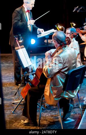 Tyumen, Russia - 16 Aprile 2014: Concorso di giovani artisti la canzone non conosce alcun limite nel teatro drammatico. Orchestra con strumenti musicali e p Foto Stock