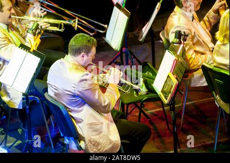 Tyumen, Russia - 16 Aprile 2014: Concorso di giovani artisti la canzone non conosce alcun limite nel teatro drammatico. Orchestra con strumenti musicali e p Foto Stock