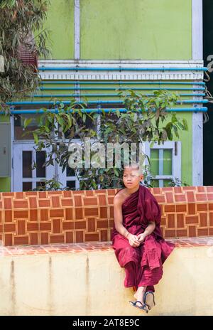 Giovane monaco buddista novizio seduto a Aung Myae Oo Monastic Free Education School, Sagaing, Mandalay, Myanmar (Birmania), Asia nel mese di febbraio Foto Stock