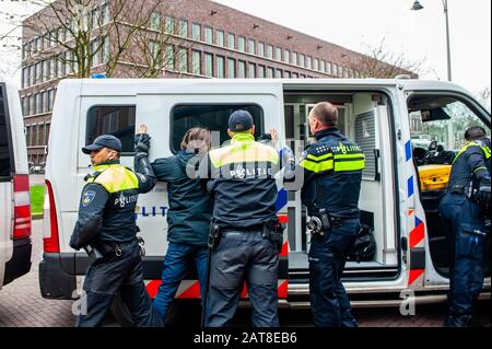 Un attivista XR arrestato dalla polizia durante la campagna.Circa venti attivisti del gruppo Extinction Rebellion si sono presentati alla sede della Shell nell'ambito della campagna Shell deve cadere, che si svolge per tutta la settimana in tutto il paese. Alcuni degli attivisti della ribellione d'estinzione si sono incollati alle finestre e alle porte di cristallo dell'edificio. Dopo aver rifiutato di lasciare il posto, la maggior parte di loro sono stati arrestati dalla polizia. Foto Stock