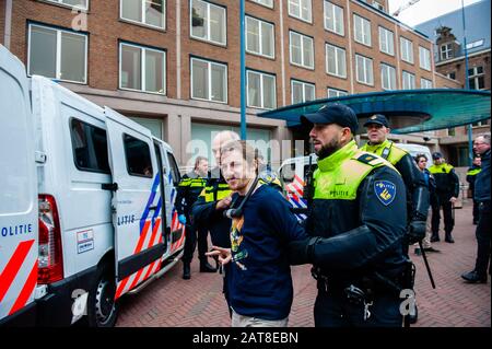 Uno degli ultimi attivisti XR arrestati durante la campagna.Circa venti attivisti del gruppo Extinction Rebellion si sono presentati alla sede della Shell nell'ambito della campagna Shell deve cadere, che si svolge per tutta la settimana in tutto il paese. Alcuni degli attivisti della ribellione d'estinzione si sono incollati alle finestre e alle porte di cristallo dell'edificio. Dopo aver rifiutato di lasciare il posto, la maggior parte di loro sono stati arrestati dalla polizia. Foto Stock