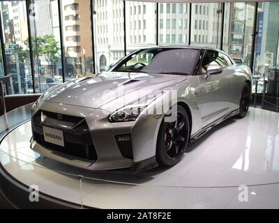 Nissan GT-R esposto in uno showroom a Ginza, Tokyo, Giappone Foto Stock