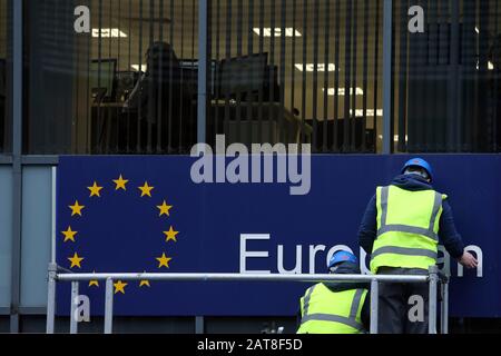 Belfast, Irlanda Del Nord, Regno Unito. 31st gennaio 2020. I lavoratori rimuovono i cartelli presso la Commissione europea nell'ufficio dell'Irlanda del Nord a Belfast, Irlanda del Nord, Gran Bretagna il 31 gennaio 2020. La Gran Bretagna lascerà l'Unione europea (UE) il 31 gennaio 2020. Credito: Paul Mcerlane/Xinhua/Alamy Live News Foto Stock