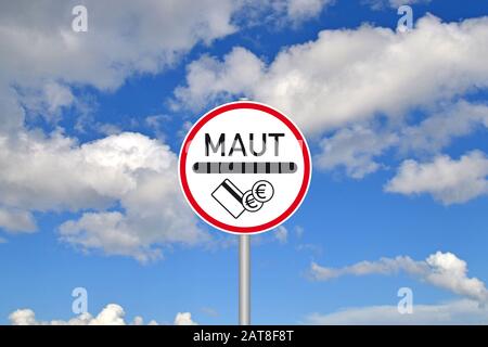 Segno Maut, tassa di strada di fronte al cielo nuvoloso bue, composizione, Germania Foto Stock