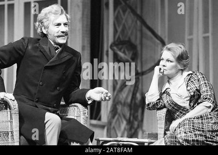 Ian McKellen (Karsten Bernick), Judi Dench (Lona Hessel) in PILASTRI DELLA COMUNITÀ da Henrik Ibsen diretto da John Barton per la Royal Shakespeare Company (RSC) al Aldwych Theatre, Londra nel 1977. Sir Ian Murray McKellen, nato nel 1939, Burnley, Inghilterra. Scenografia inglese e attore cinematografico. Co-fondatore di Stonewall, attivista per i diritti dei gay, nominato cavaliere nel 1990, ha fatto un compagno D'Onore 2007. Dame Judith Olivia Dench CH DBE FRSA, nata nel 1934. Sposato con l'attore Michael Williams dal 1971 fino alla sua morte nel 2001. Avevano una figlia, l'attrice Finty Williams, nata nel 1972. Foto Stock