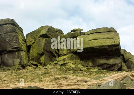 Edale sulle rocce del The Pennine Way sul bordo della Kinder Scout nel Peak District nel Derbyshire Foto Stock