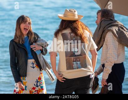 L'attore britannico Timothy Spall con l'attrice spagnola Ana Torrent a sinistra e il regista Isabel Coixet al centro del set del film 'IT snows in Benidorm', Benidorm, Spagna Foto Stock