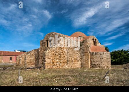 Basilica di San Giovanni di Sinis, costruita nel 470 d.C., chiesa in stile romano-bizantino nel villaggio di San Giovanni, comune di Cabras, Sardegna, Italia Foto Stock