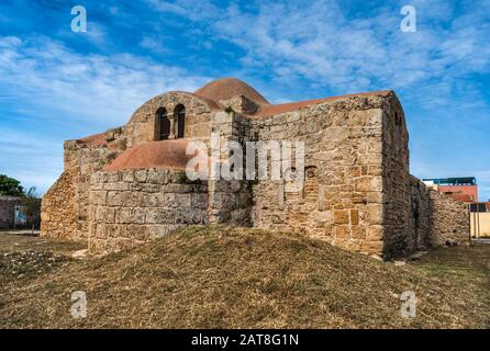 Basilica di San Giovanni di Sinis, costruita nel 470 d.C., chiesa in stile romano-bizantino nel villaggio di San Giovanni, comune di Cabras, Sardegna, Italia Foto Stock