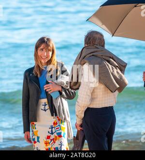 L'attore britannico Timothy Spall con l'attrice spagnola Ana Torrent sulla sinistra sul set del film 'esso snows in Benidorm', Benidorm, Spagna Foto Stock