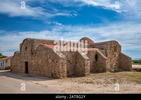 Basilica di San Giovanni di Sinis, costruita nel 470 d.C., chiesa in stile romano-bizantino nel villaggio di San Giovanni, comune di Cabras, Sardegna, Italia Foto Stock