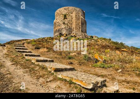 Torre di San Giovanni, 16th secolo, torre di guardia presso il sito archeologico di Tharros, Sardegna, Italia Foto Stock