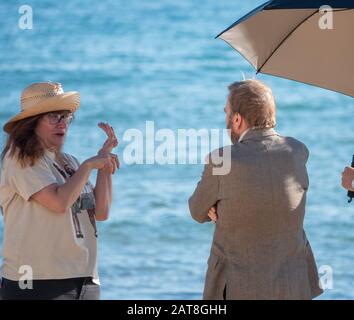 Isabel Coixet, regista britannico Timothy Spall, sul set del film 'IT Snows in Benidorm', Benidorm, Spagna Foto Stock