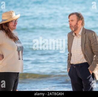 Isabel Coixet, regista britannico Timothy Spall, sul set del film 'IT Snows in Benidorm', Benidorm, Spagna Foto Stock