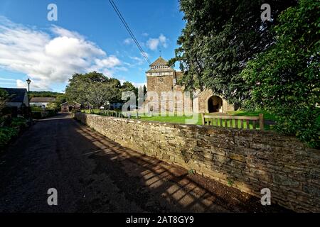 Un castello e la chiesa di St Bridgets sono i principali edifici di Skenfrith (gallese: Ynysgynwraidd) - un piccolo villaggio nel Monmouthshire, Galles sud-orientale. Io Foto Stock