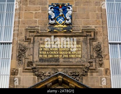 Primo piano di fronte a Canongate Kirk redipinto o Chiesa con iscrizione oro James VII, Royal Mile, Edimburgo, Scozia, Regno Unito Foto Stock