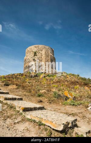 Torre di San Giovanni, 16th secolo, torre di guardia presso il sito archeologico di Tharros, Sardegna, Italia Foto Stock