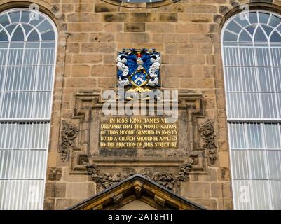 Primo piano di fronte a Canongate Kirk redipinto o Chiesa con iscrizione oro James VII, Royal Mile, Edimburgo, Scozia, Regno Unito Foto Stock