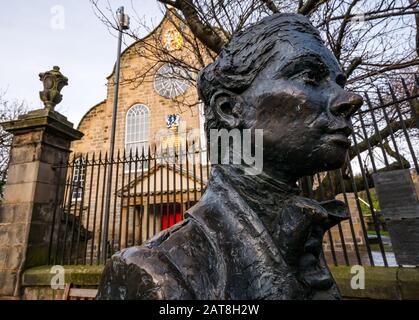 Primo piano della statua a grandezza naturale del poeta scozzese Robert Fergusson al di fuori di Canongate Kirk, Royal Mile, Edimburgo, Scozia, Regno Unito, recentemente restaurato Foto Stock