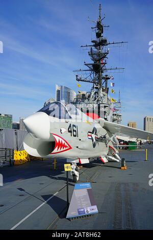 San DIEGO, CA -3 JAN 2020 - Vista di un aereo militare della F-8 Crusader Navy sul ponte della USS Midway, una storica portaerei navale mus Foto Stock