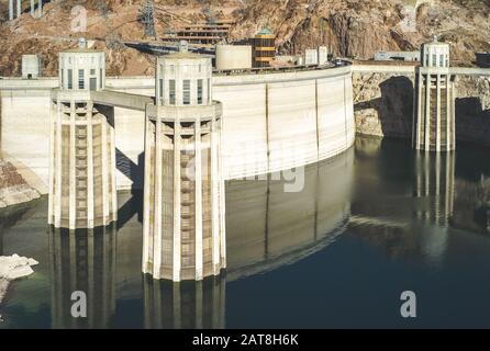 Boulder City, Nevada, Stati Uniti: 6 Luglio 2009: Hoover Dam Con Le Torri Di Entrata Dell'Acqua Del Penstock. Una Diga Di Gravità Dell'Arco In Cemento. Foto Stock