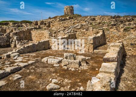 Torre di San Giovanni, ruderi del Sito Archeologico di Tharros, comune di Cabras, provincia di Oristano, Sardegna, Italia Foto Stock