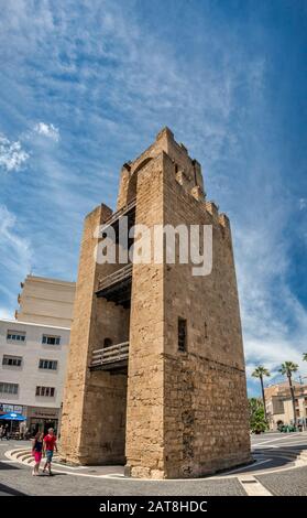 Torre di Mariano II aka Torre di San Cristoforo, campanile medievale fortificato, costruito nel 1290, in Piazza Roma a Oristano, provincia di Oristano, Sardegna Foto Stock