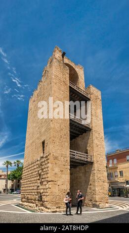 Torre di Mariano II aka Torre di San Cristoforo, campanile medievale fortificato, costruito nel 1290, in Piazza Roma a Oristano, provincia di Oristano, Sardegna Foto Stock