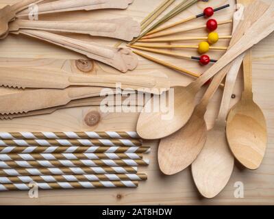 Eco, ambiente amichevole posate monouso in bambù su sfondo rustico in legno, vista dall'alto, soffitto Foto Stock