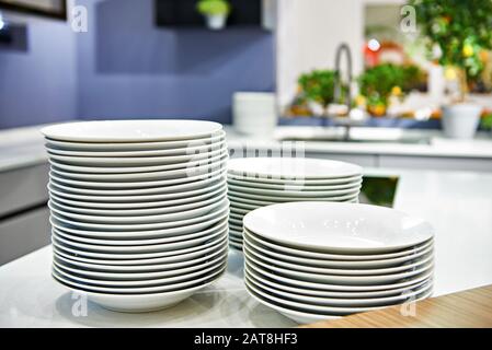 Pile di piatti sul tavolo da cucina Foto Stock