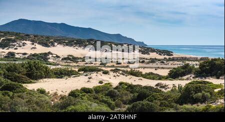 Dune di Piscinas, Hotel le Dune sulla destra, vicino alla spiaggia di Spiaggia Piscinas, catena montuosa Arburese in lontananza, Costa Verde, Sardegna, Italia Foto Stock