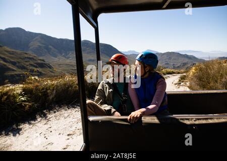 Coppia godendo del tempo libero in montagna Foto Stock