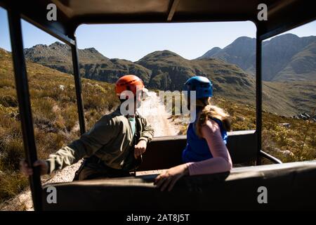 Coppia godendo del tempo libero in montagna Foto Stock