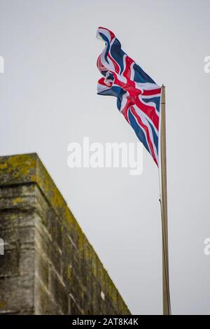 La bandiera dell'Unione britannica vola in testa sulla storica Square Tower di Portsmouth, nel Regno Unito, il 31st gennaio 2020, segnando la partenza della Gran Bretagna dall'Unione europea dopo quarantasette anni. Foto Stock