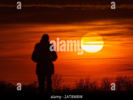 31 gennaio 2020, Berlino: Un giovane cammina sul Teufelsberg verso il tramonto. Foto: Soeren Stache/dpa-Zentralbild/dpa Foto Stock