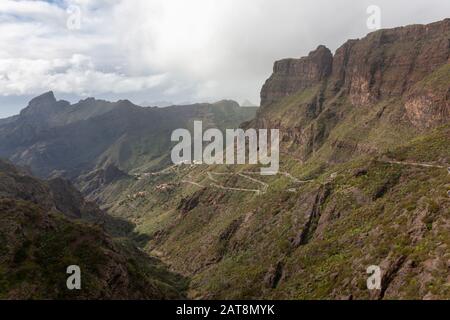 vista sulla valle della montagna e la strada tortuosa masca tenerife Foto Stock