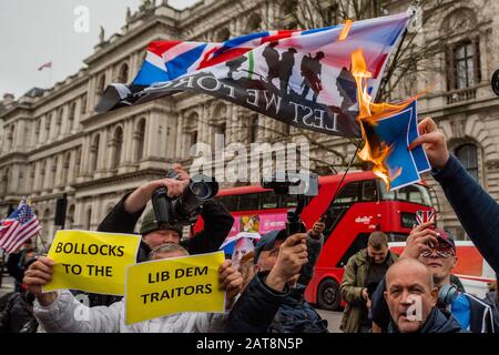 Londra, Regno Unito. 31st Gen 2020. Lasciate che i sostenitori fingano per i resti e incendiate una bandiera europea cartacea, mentre si riuniscono per una veglia - Restate e lasciate che i sostenitori si riunano a Westminster il giorno in cui la Gran Bretagna lascia ufficialmente l'UE. Credito: Guy Bell/Alamy Live News Foto Stock