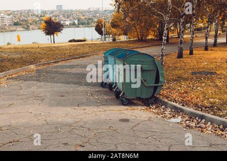 Donetsk, Ucraina. 10,2019 contenitori di rifiuti nel centro della città. Inquinamento ambientale. Problemi ambientali e disastri. Zero sprechi, salvare il pianeta Foto Stock