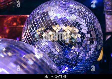 Specchio incandescente palla da discoteca. Disco retro o decorazione Foto Stock