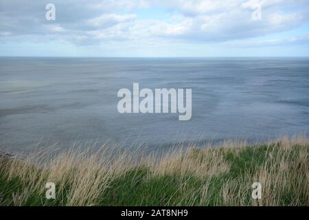 Una vista sul Mare del Nord, lungo la Cleveland Way, un sentiero escursionistico nel North York Moors National Park, Yorkshire, vicino Whitby, Inghilterra, Gran Bretagna. Foto Stock