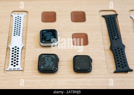 Turchia, Istanbul, Dicembre 20, 2019: Apple Guarda serie 5 e nelle vicinanze watchbands nella gazzetta Apple Store. Foto Stock