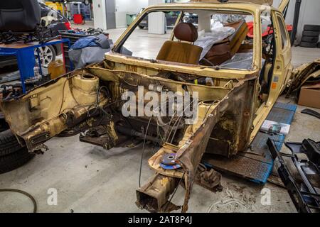 in un garage c'è un vecchio relitto disassemblato da restaurare Foto Stock