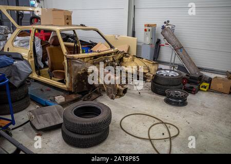 in un garage c'è un vecchio relitto disassemblato da restaurare Foto Stock