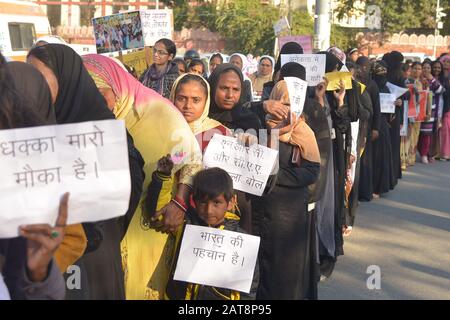 Ajmer, India. 30th Gen 2020. Un gran numero di manifestanti, tra cui bambini, donne e attivisti sociali, si sono riuniti per mostrare la loro rabbia contro il Citizenship Emendment Act 2019 (CAA), il National Population Register (NPR) e il National Register of Citizens (NRC) di Ajmer, Rajasthan, India (Photo by Shaukat Ahmed/Pacific Press Agency/Alamy Live News) Foto Stock