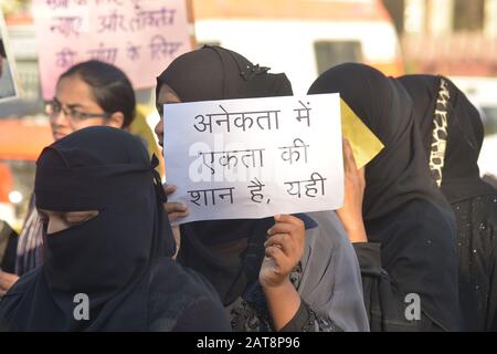 Ajmer, India. 30th Gen 2020. Un gran numero di manifestanti, tra cui bambini, donne e attivisti sociali, si sono riuniti per mostrare la loro rabbia contro il Citizenship Emendment Act 2019 (CAA), il National Population Register (NPR) e il National Register of Citizens (NRC) di Ajmer, Rajasthan, India (Photo by Shaukat Ahmed/Pacific Press Agency/Alamy Live News) Foto Stock