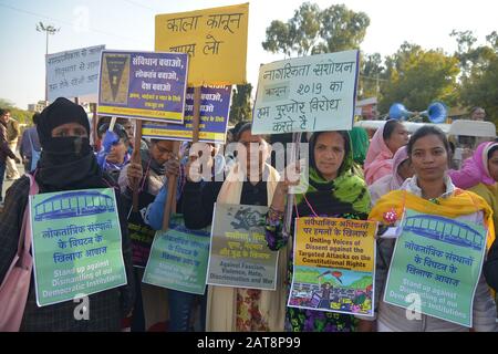 Ajmer, India. 30th Gen 2020. Un gran numero di manifestanti, tra cui bambini, donne e attivisti sociali, si sono riuniti per mostrare la loro rabbia contro il Citizenship Emendment Act 2019 (CAA), il National Population Register (NPR) e il National Register of Citizens (NRC) di Ajmer, Rajasthan, India (Photo by Shaukat Ahmed/Pacific Press Agency/Alamy Live News) Foto Stock