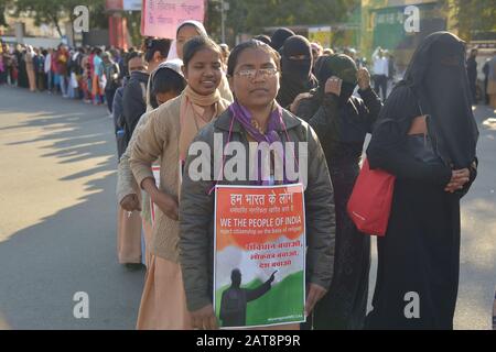 Ajmer, India. 30th Gen 2020. Un gran numero di manifestanti, tra cui bambini, donne e attivisti sociali, si sono riuniti per mostrare la loro rabbia contro il Citizenship Emendment Act 2019 (CAA), il National Population Register (NPR) e il National Register of Citizens (NRC) di Ajmer, Rajasthan, India (Photo by Shaukat Ahmed/Pacific Press Agency/Alamy Live News) Foto Stock